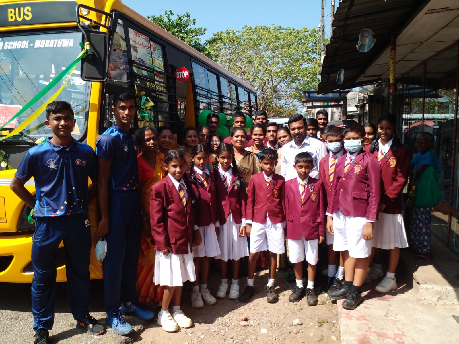 සක්වල වැඩසටහන යටතේ පාසලට බස් රථයක් ලැබීම.